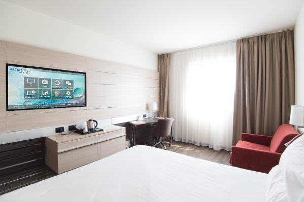 Chambre d'hôtel avec ecran PITV et services médias